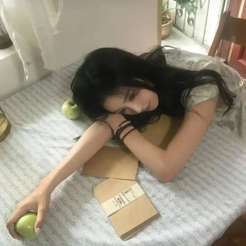 异地三年，闺蜜住进男友对门