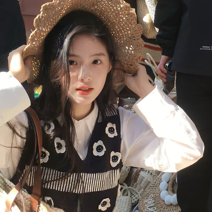 废柴小姑子爆打老公的绿茶女发小